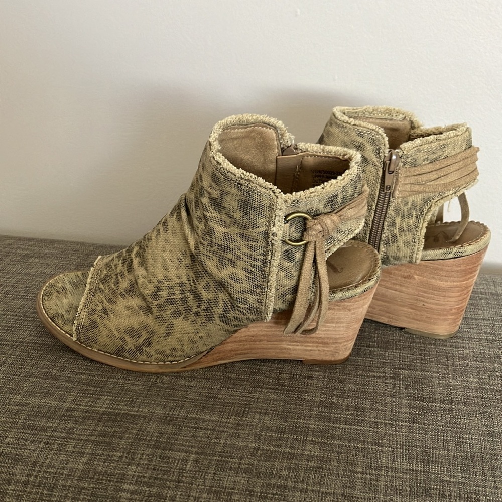 Women’s Size 9 Used, like new fall boot with open toe. Side zipper.